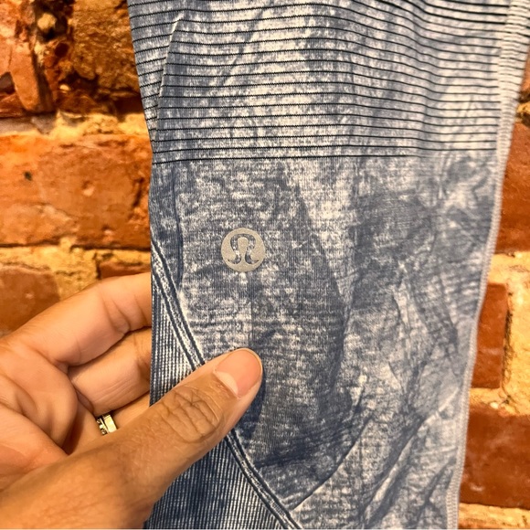 Lululemon Ebb to Train Tight Wash White / Black / Luna Size 4 - Picture 5 of 5